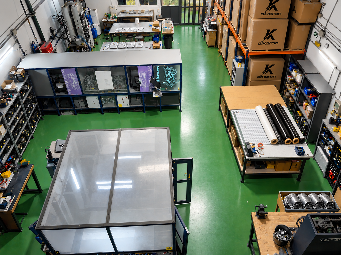 Interior de la fábrica de AKKERON en España con maquinaria, materiales y zona de producción de palas de pádel