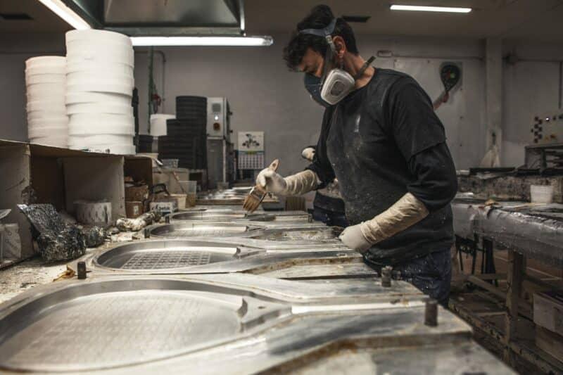 ¿Los profesionales usan las mismas palas que venden? Cómo elegir la pala de pádel que realmente necesitas 1 Operario de AKKERON trabajando sobre moldes durante el proceso de fabricación de palas de pádel en España