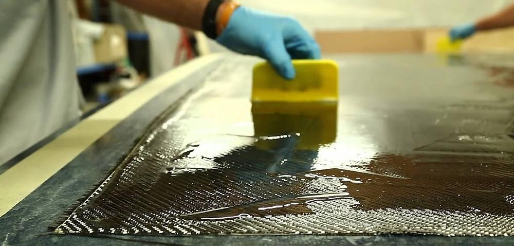 Proceso de impregnación de fibra de carbono con resina